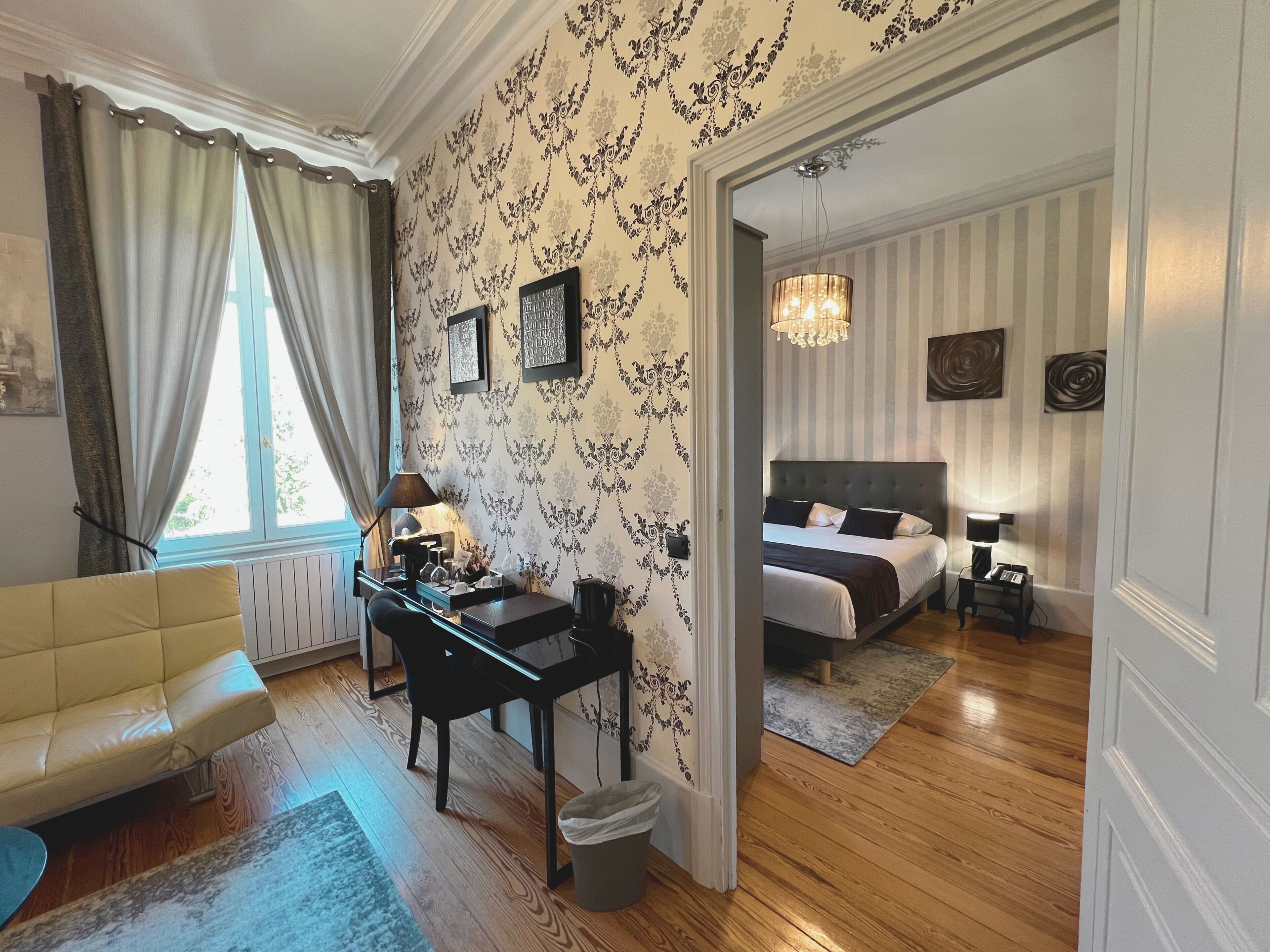 traditional suite, bathtub, garden view | premium bedding, in-room safe, desk, free wifi