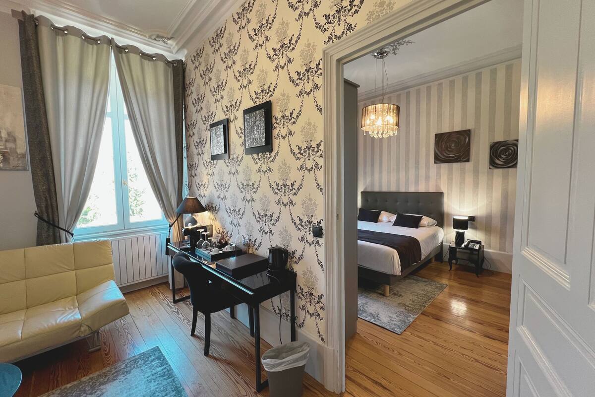 traditional suite, bathtub, garden view | premium bedding, in-room safe, desk, free wifi