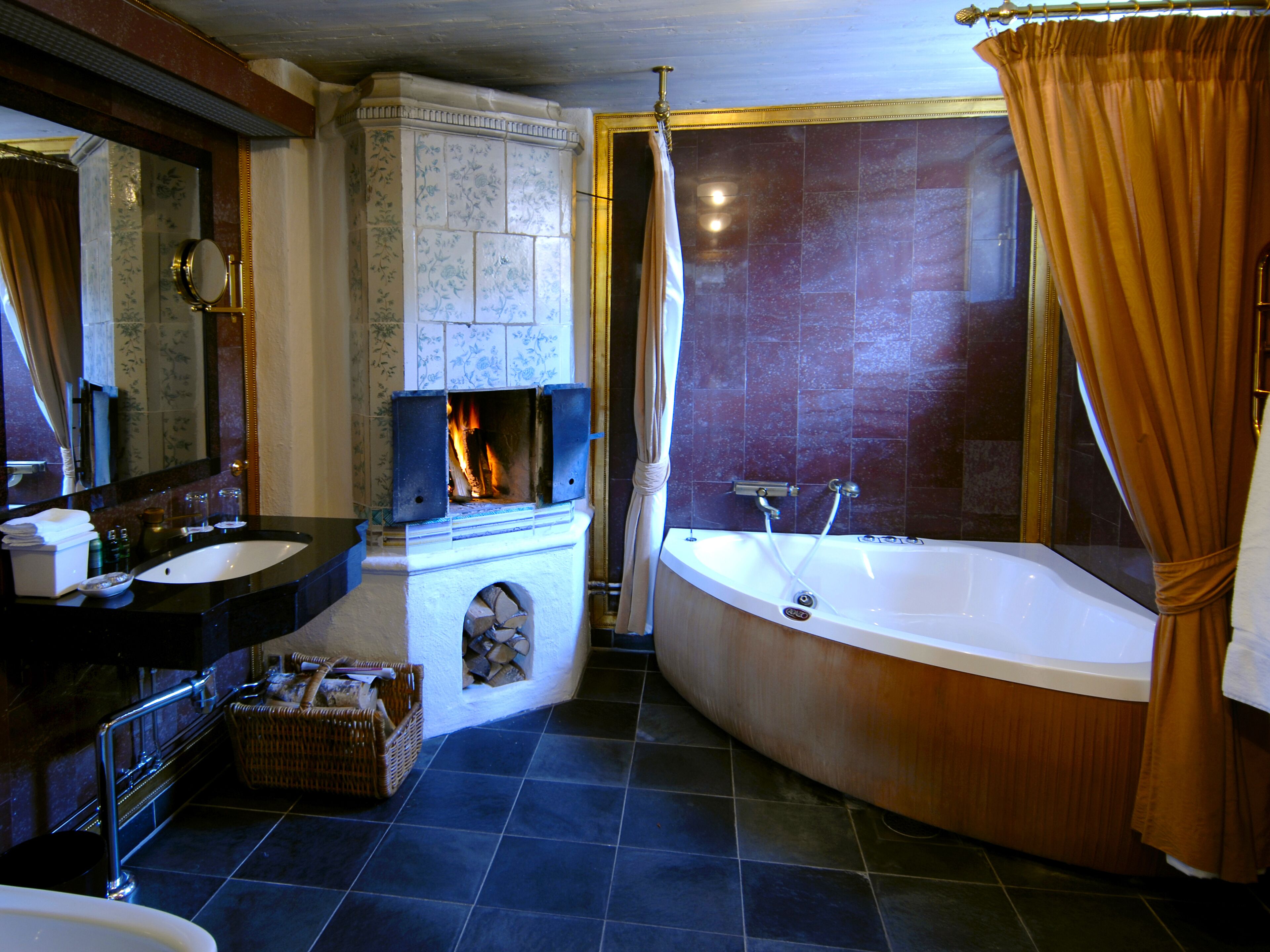 luxury suite, 1 double bed, lake view | in-room safe, individually decorated, individually furnished, desk