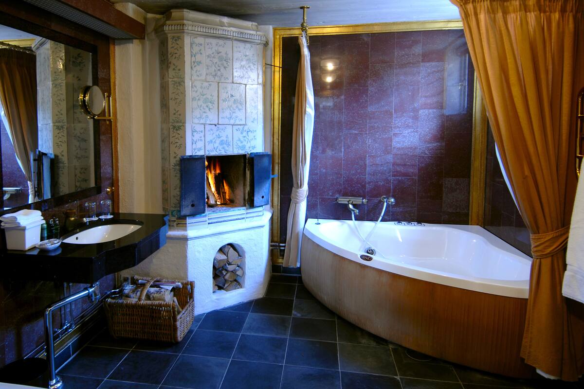 luxury suite, 1 double bed, lake view | in-room safe, individually decorated, individually furnished, desk