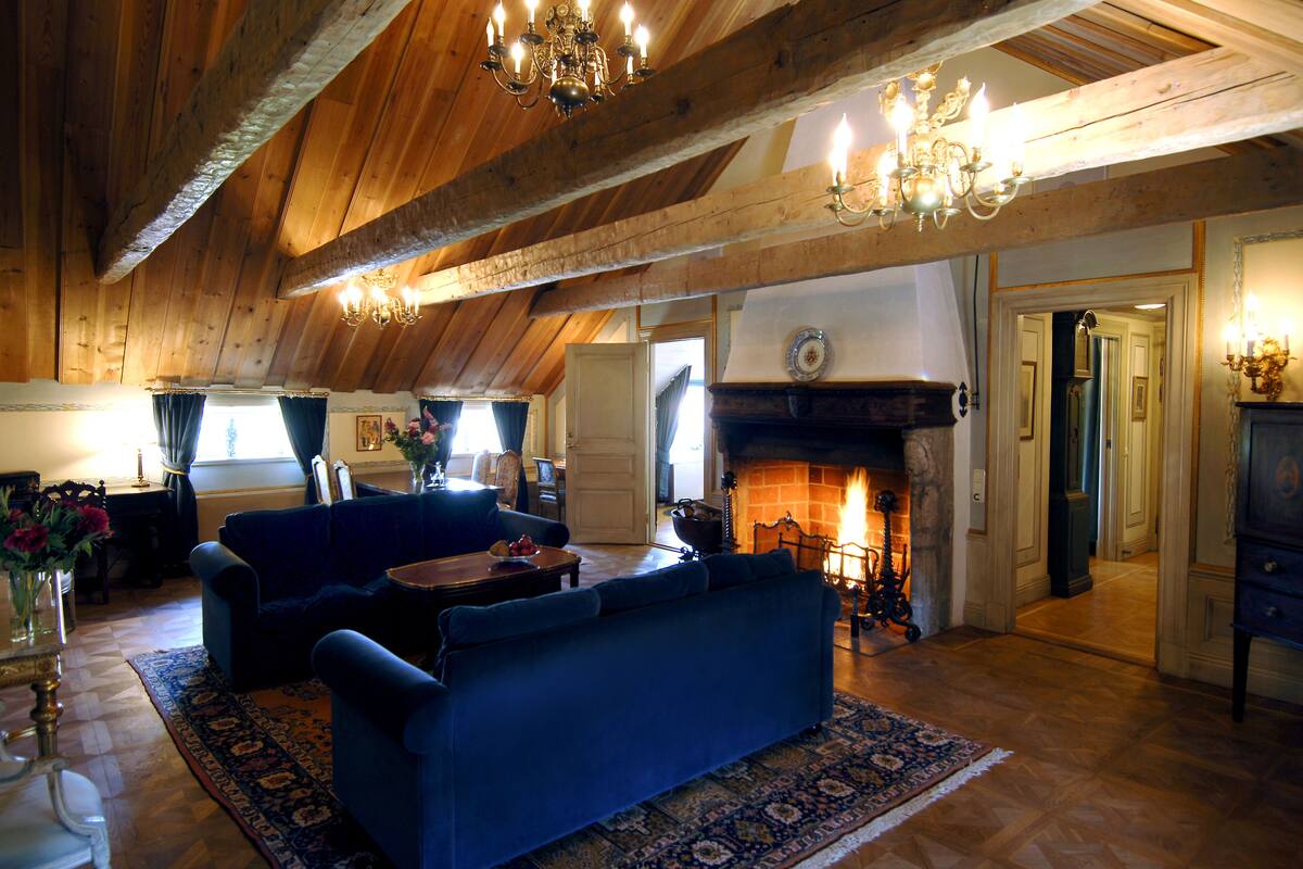 luxury suite, 1 double bed, lake view | living area | flat-screen tv