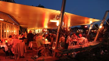 2 restaurants; lunch and dinner served