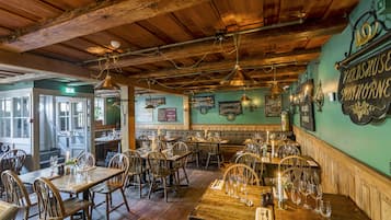 2 restaurantes; se sirve almuerzo y cena; cocina local