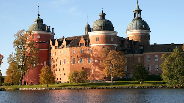 A historic building with multiple domes and towers, situated by a body of water. - Gripsholms Värdshus (Mariefred)