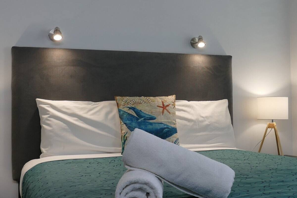 standard room, 1 queen bed, non smoking | premium bedding, iron/ironing board, cots/infant beds, travel cot