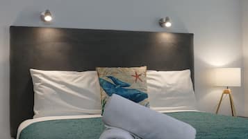 Habitación estándar, 1 cama Queen size, para no fumadores | Ropa de cama de alta calidad, tabla de planchar con plancha y cunas 