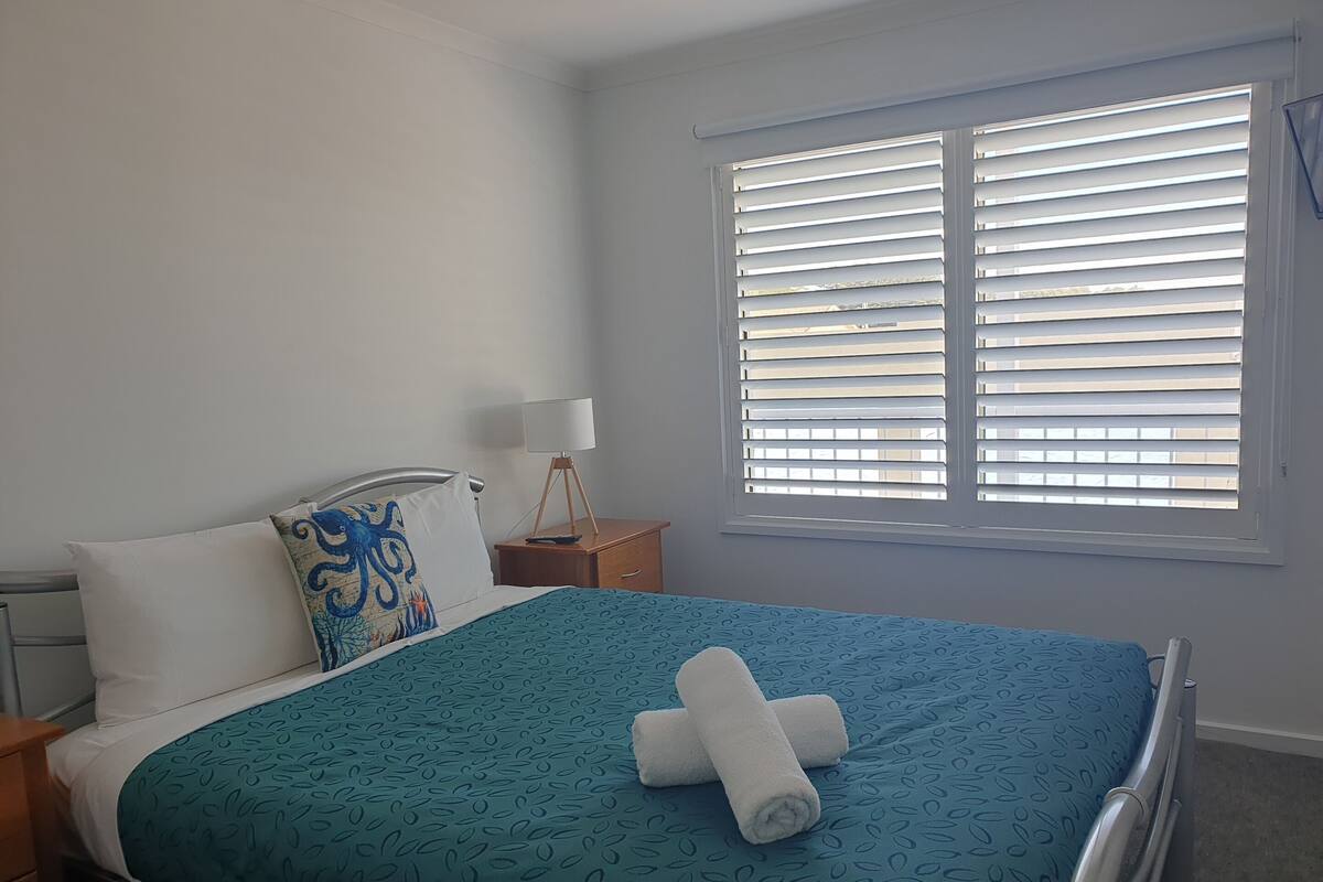 suite, multiple beds, non smoking | premium bedding, iron/ironing board, cots/infant beds, travel cot