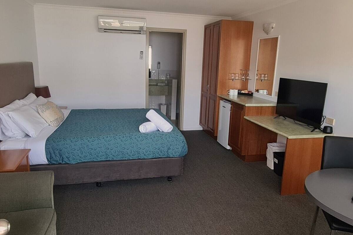 standard room, 1 king bed, non smoking | premium bedding, iron/ironing board, cots/infant beds, travel cot