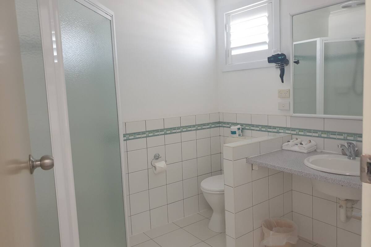 standard room, multiple beds, non smoking | bathroom | free toiletries, hair dryer, towels