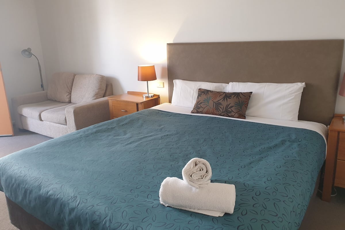 standard room, 1 king bed, non smoking | premium bedding, iron/ironing board, cots/infant beds, travel cot