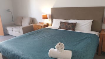 Habitación estándar, 1 cama King size, para no fumadores | Ropa de cama de alta calidad, tabla de planchar con plancha y cunas 