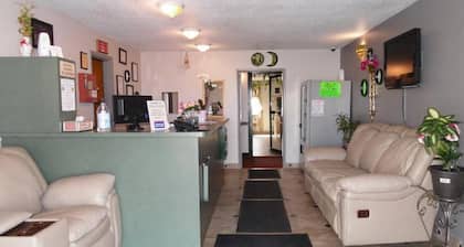 American Inn & Suites