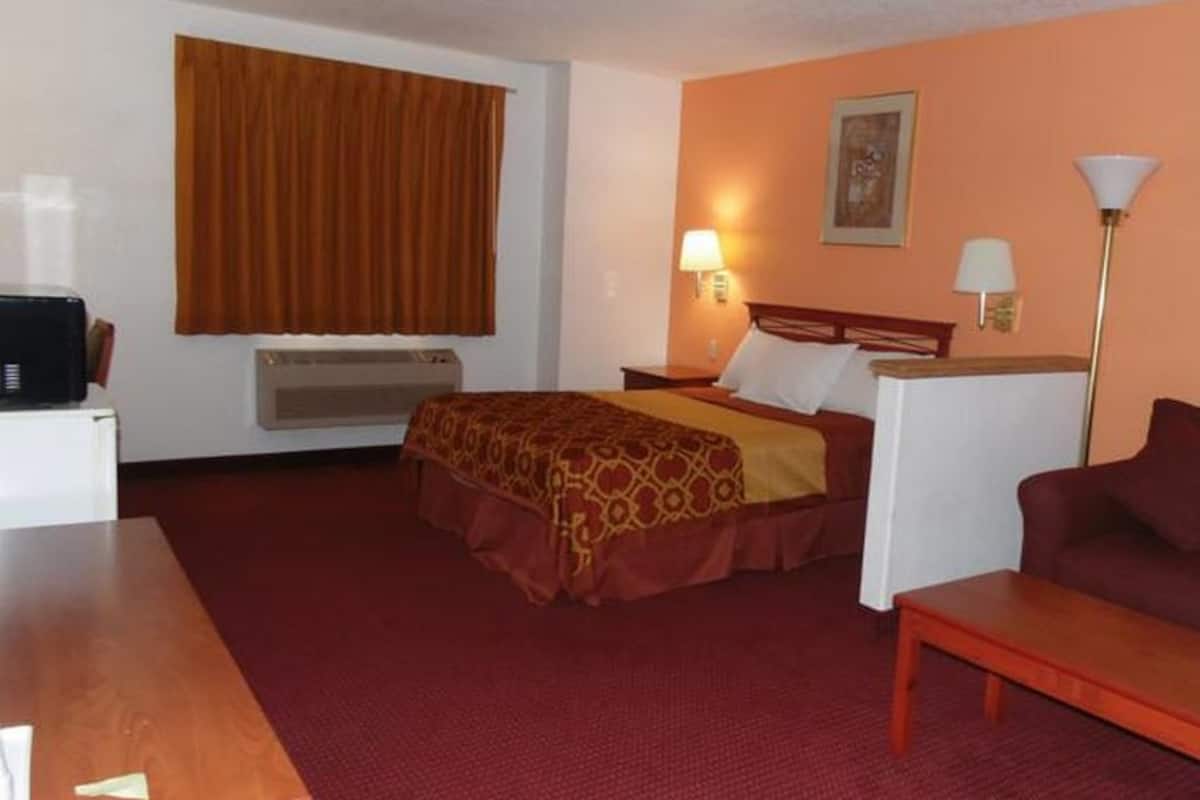 Desk, iron/ironing board, free WiFi, bed sheets