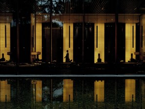 Un edificio moderno con ventanas de vidrio reflectante y paneles verticales de madera.