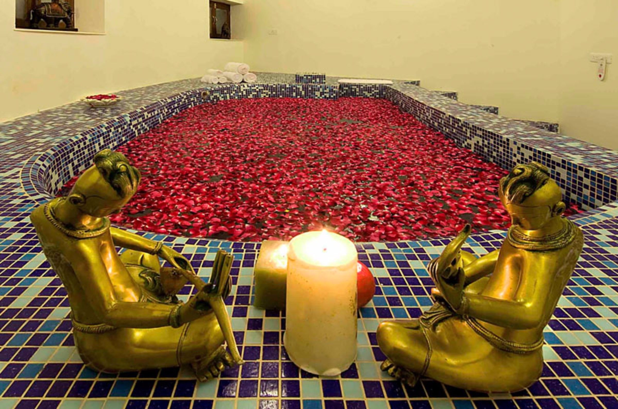 Couples treatment room(s), body treatments, aromatherapy, facials