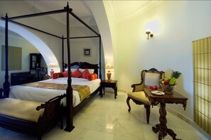 Quarto | Sala de estar | TV LED, lareira, DVD player