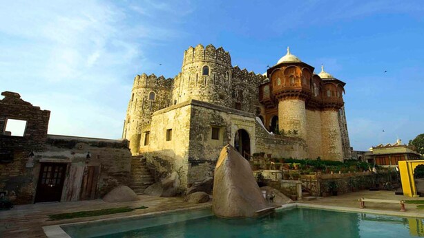 A historic castle with a large courtyard and a swimming pool. - Fort Khejarla, Jodhpur (Bilara)