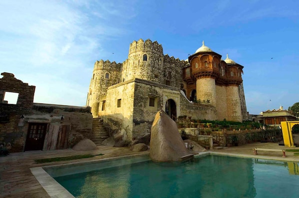Outdoor pool, pool cabanas (surcharge), pool umbrellas - Fort Khejarla, Jodhpur (Bilara)