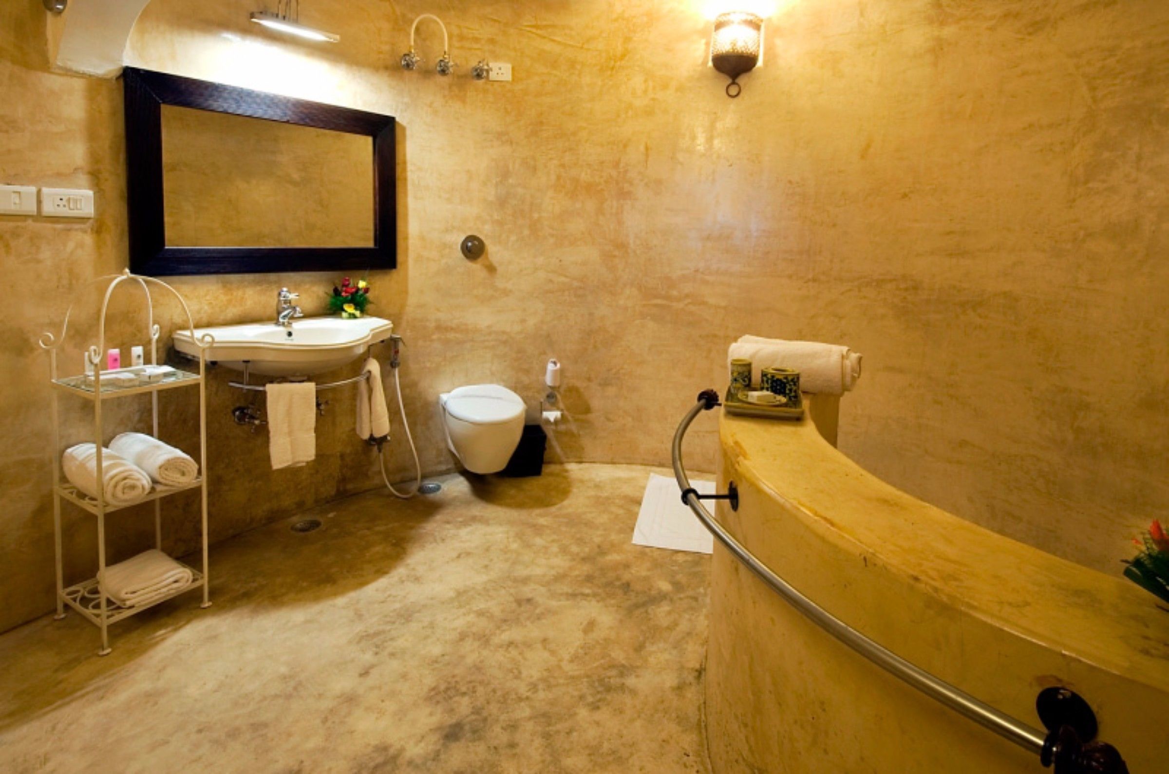 Un baño con lavamanos, inodoro y bañera.