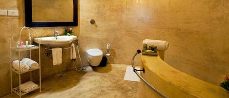 Un baño con lavamanos, inodoro y bañera.