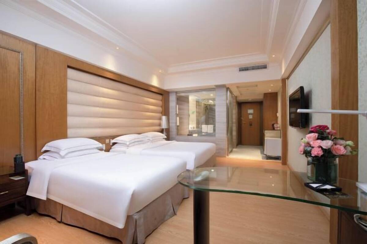 Select Comfort beds, in-room safe, desk, blackout drapes