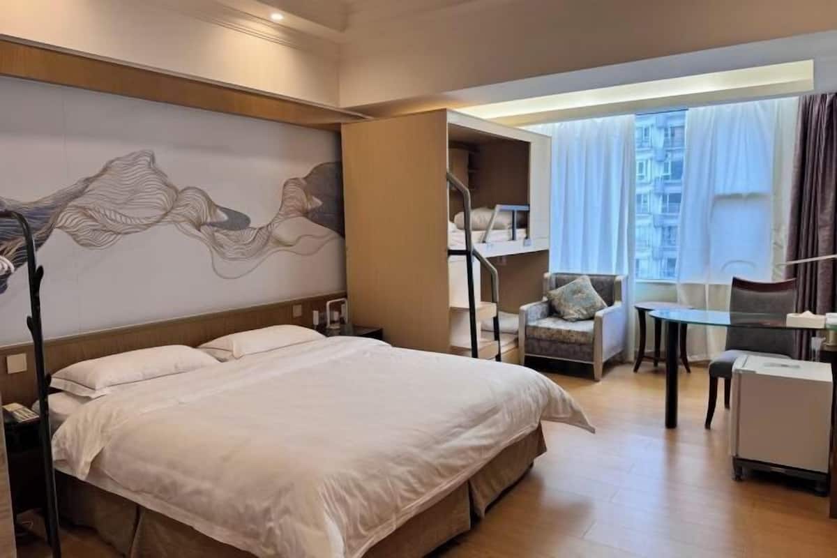 Colchones Select Comfort y caja de seguridad en la habitación