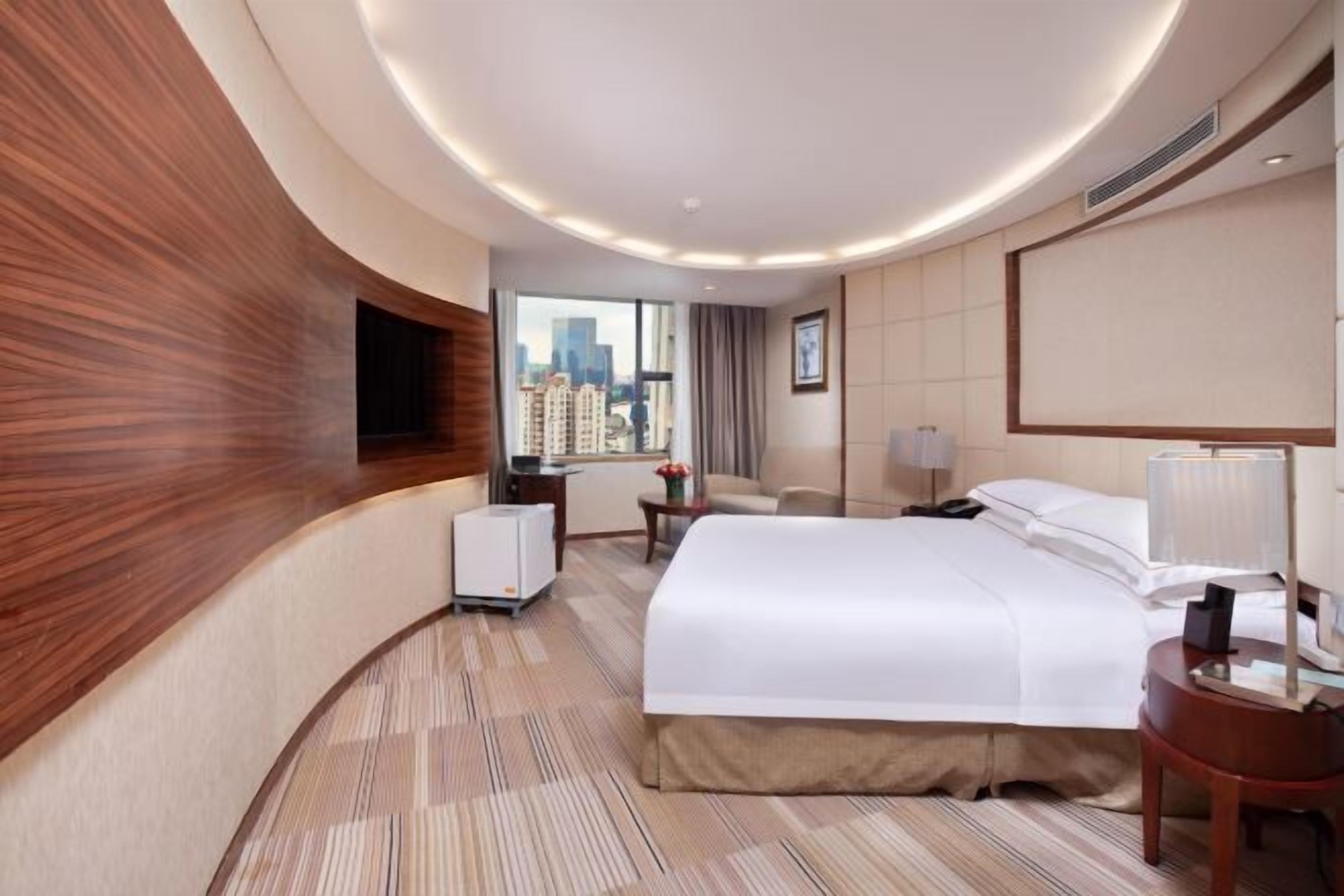 Lit avec matelas Select Comfort, coffre-fort, bureau