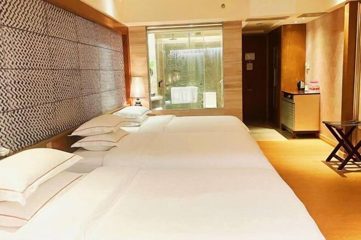 Select Comfort beds, in-room safe, desk, blackout drapes