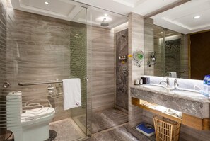 Deluxe Suite | Bathroom | Separate tub and shower, deep soaking tub, rainfall showerhead - Good International Hotel (Guangzhou)