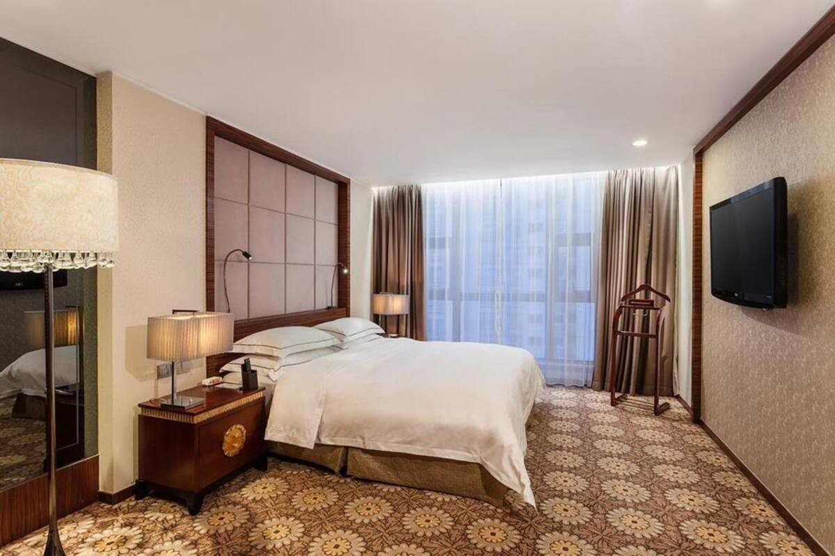 Executive Suite Room | Select Comfort beds, in-room safe, desk, blackout drapes