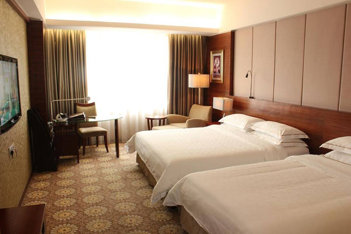 Select Comfort beds, in-room safe, desk, blackout drapes