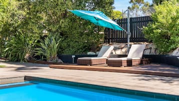 Piscina externa, espreguiçadeiras