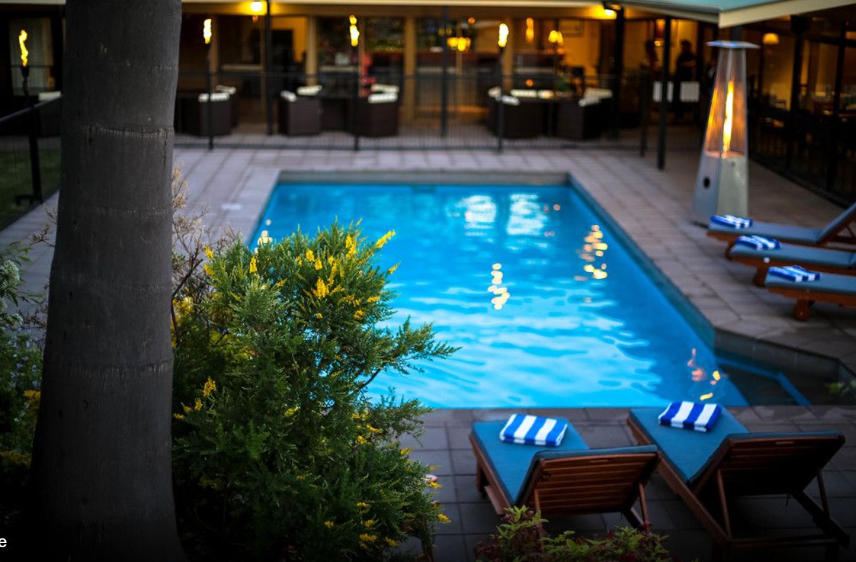 Ulkouima-allas, aurinkotuoleja