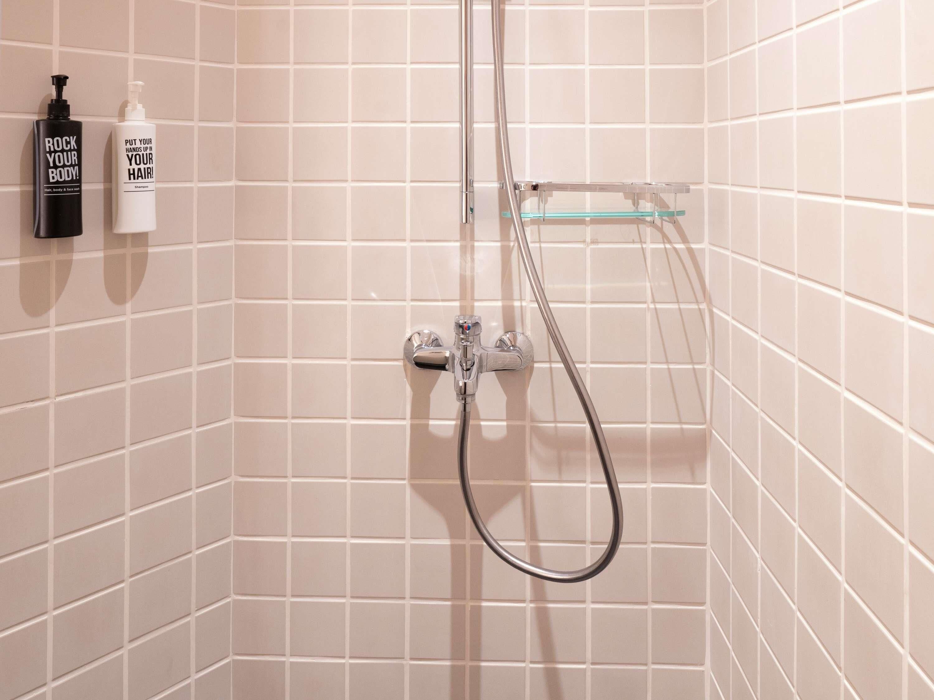 Habitación familiar, varias camas | Baño | Regadera, amenidades de baño ecológicas, secadora de cabello, toallas 