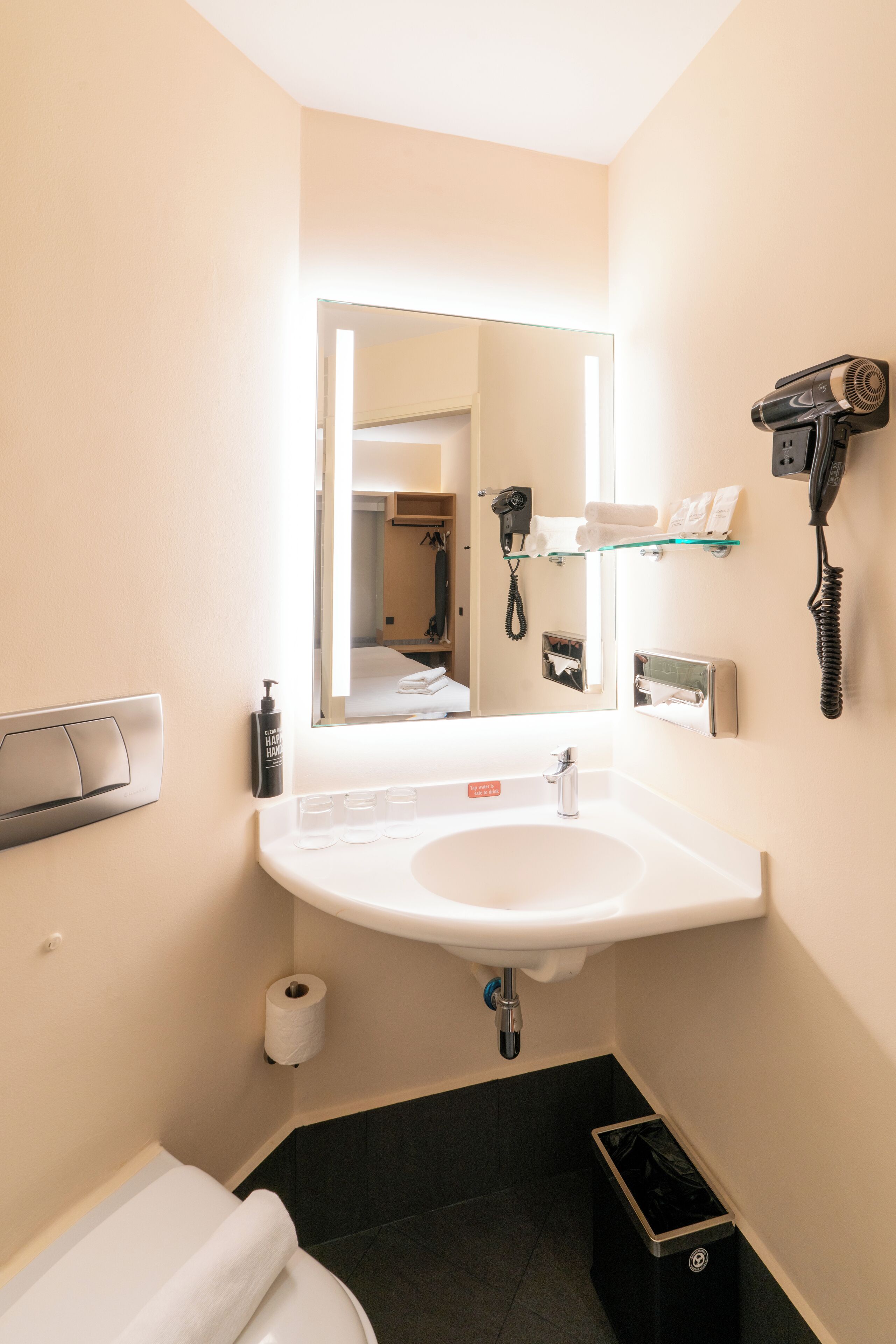 triple room | bathroom | shower, eco-friendly toiletries, hair dryer, towels