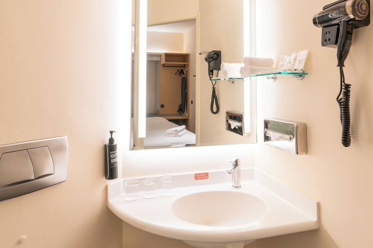 triple room | bathroom | shower, eco-friendly toiletries, hair dryer, towels