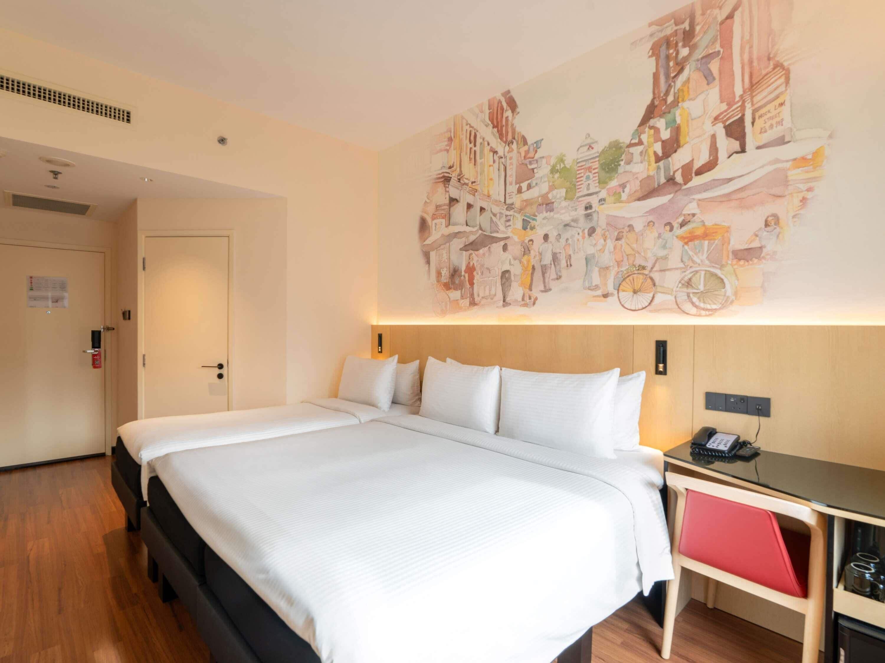 Habitación familiar, varias camas | Ropa de cama de alta calidad, caja fuerte, escritorio