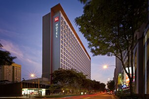 Un hotel moderno de gran altura, con fachada actual, varios pisos y un logotipo destacado.