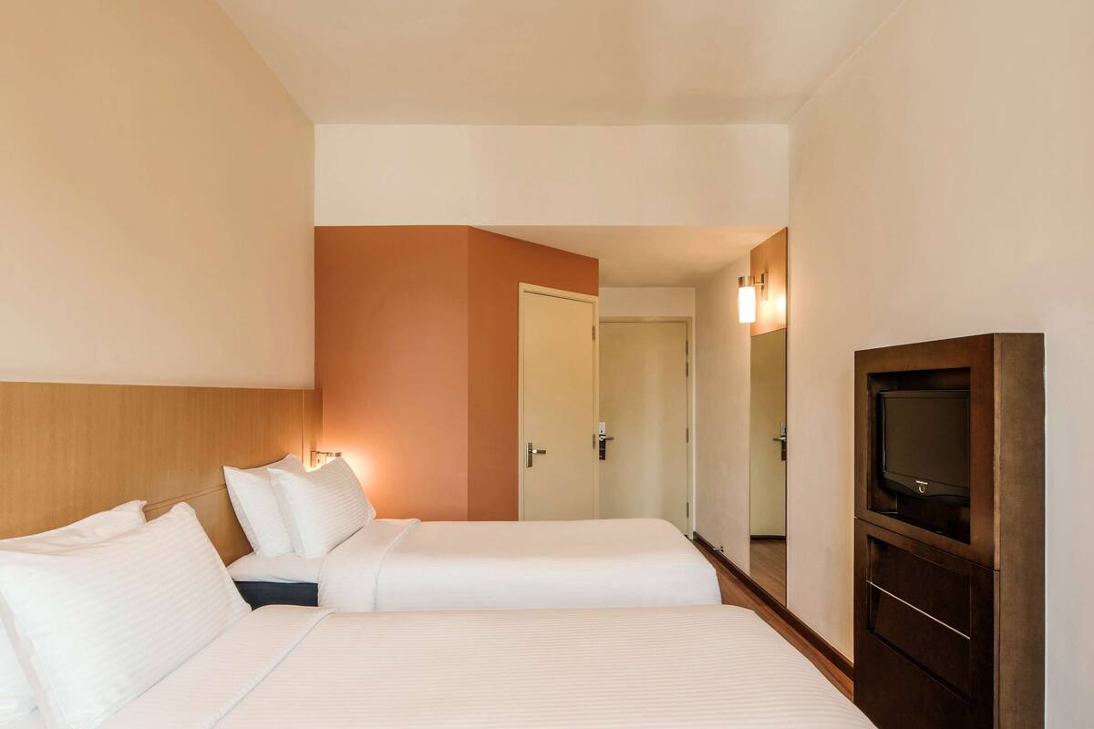 premium bedding, in-room safe, desk, laptop workspace