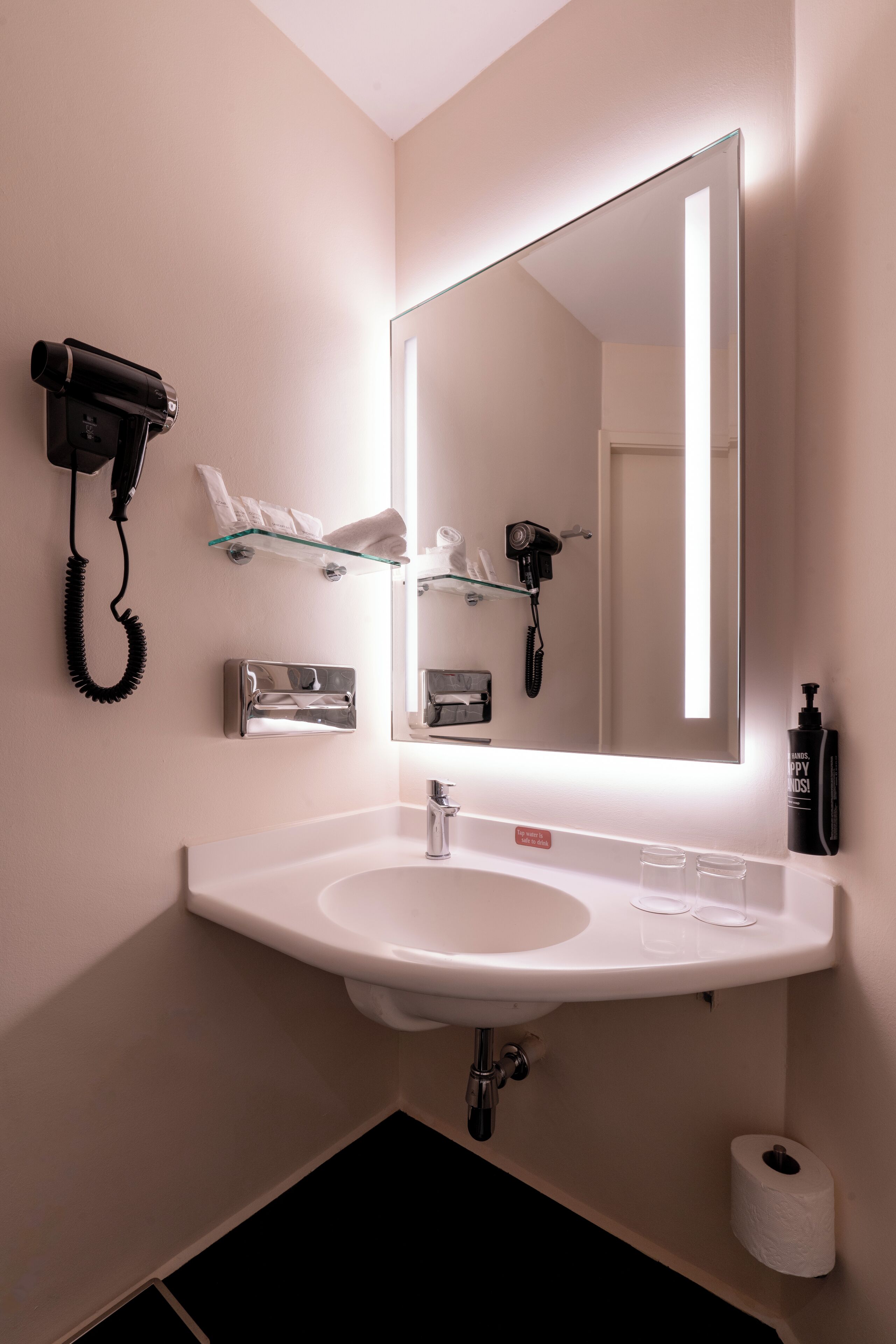 deluxe room, 2 single beds | bathroom | shower, eco-friendly toiletries, hair dryer, towels