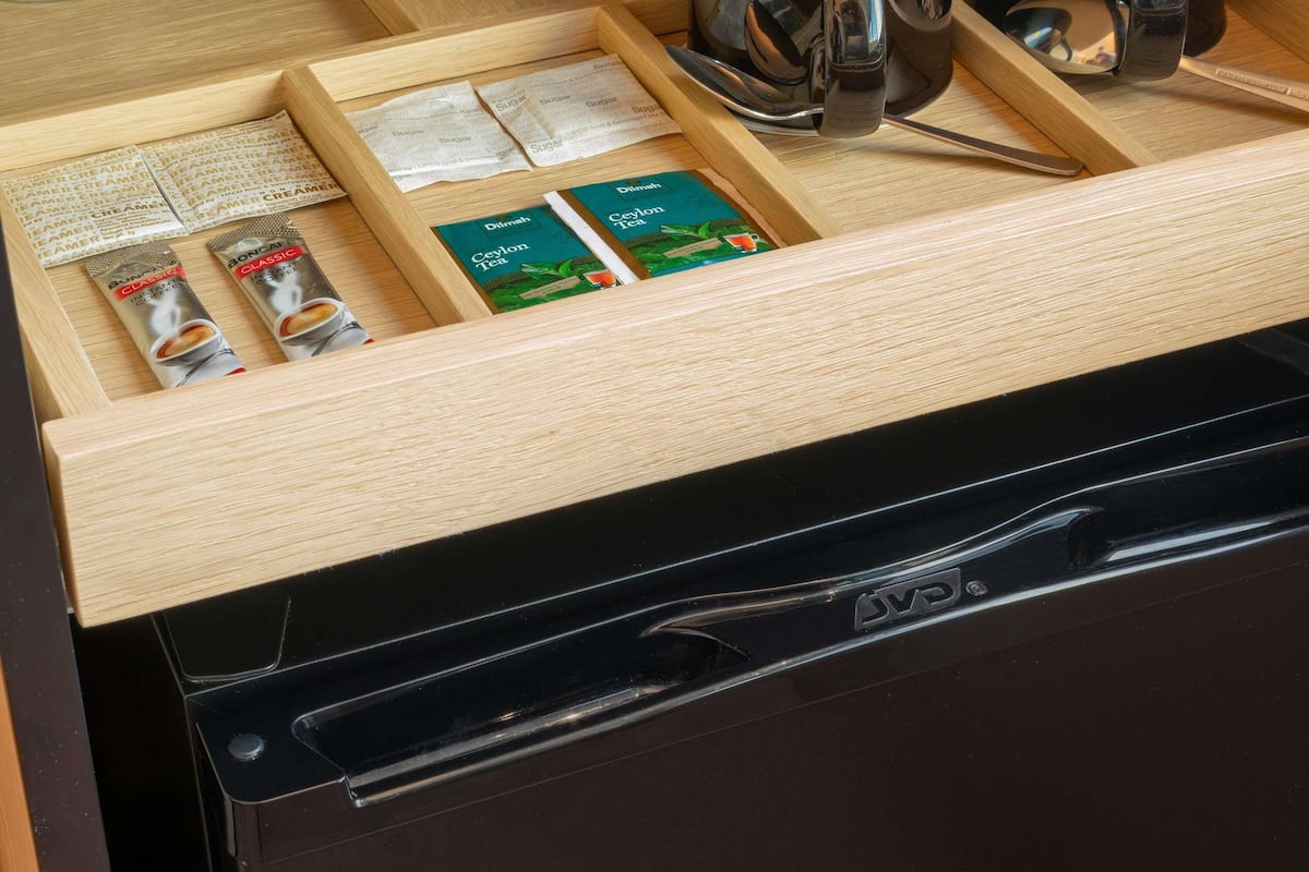Ropa de cama de alta calidad, caja fuerte, escritorio