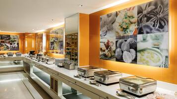 朝食 (ビュッフェ)、毎日提供 (1 名様 25 SGD)