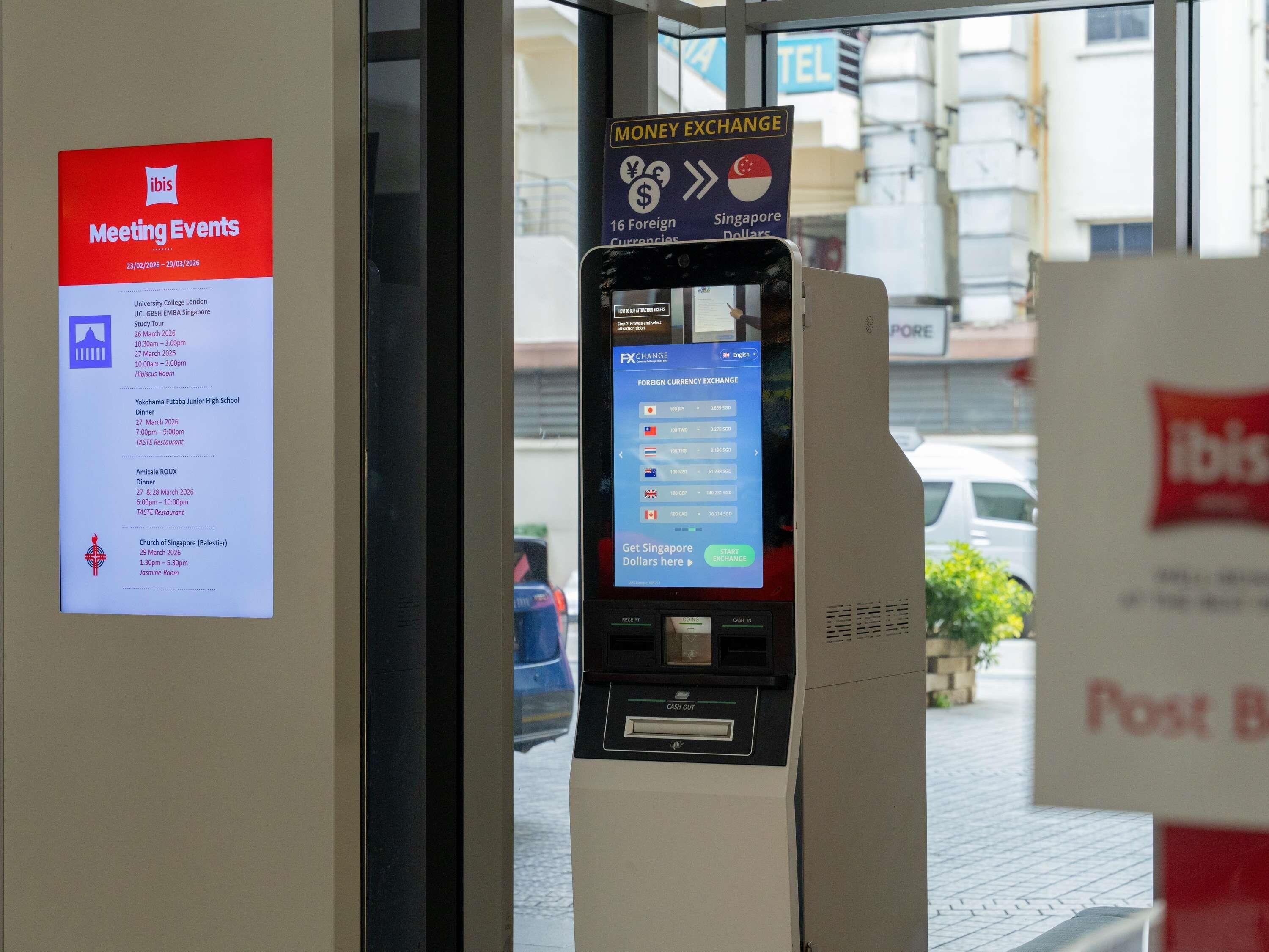 Un cajero automático de cambio de divisas que muestra las tasas de cambio.