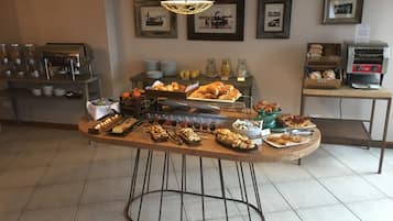 Free daily buffet breakfast