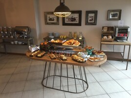 Café da manhã com buffet grátis todos os dias