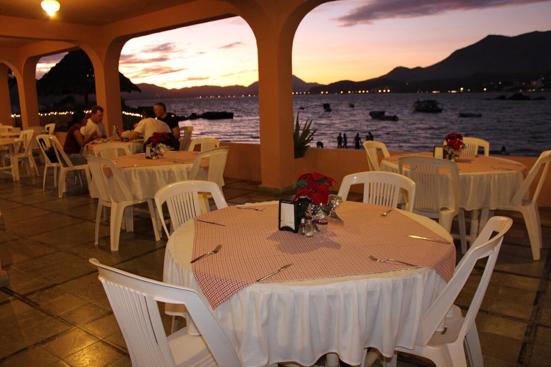 Breakfast, lunch, brunch served; beach views 