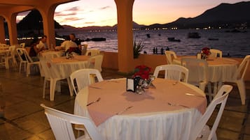 Breakfast, lunch, brunch served; beach views