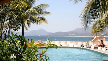 Kolam renang outdoor, dengan kursi berjemur
