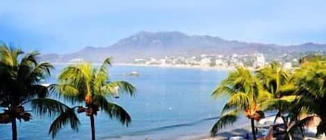 Plage, sable noir, kayak, navigation en bateau à moteur