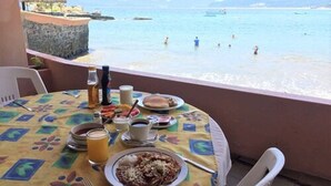 Una mesa de desayuno con vistas al mar y a las montañas.